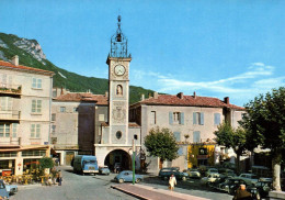 Sisteron - La Place De L'horloge - Automobile Ancienne Voiture - Sisteron