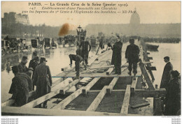 PARIS LA GRANDE CRUE DE LA SEINE ETABLISSEMENT D'UNE PASSERELLE SUR CHEVALETS EDITION ND - Paris Flood, 1910