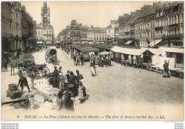 DOUAI  LA PLACE D'ARMES UN JOUR DE MARCHE - Douai