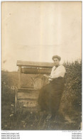 CARTE PHOTO FEMME AU BORD DU PUITS - A Identifier