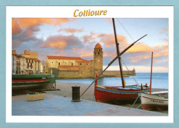 CP 66 - Crépuscule Sur Le Petit Catalan L'église Avec Son Emblématique Clocher, Ancienne Tour-phare, Barques Catalanes - Collioure