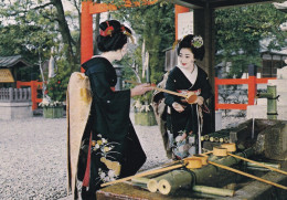 Japon Maikos Se Lavant Les Mains Avant De Rendre Hommage Au Sanctuaire Shinto Au Nouvel An - Autres & Non Classés