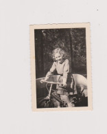 Snapshot Argentique Jeune Fille Sur Un Vélo Lieu Les Boules Juin 1952 Girl - Sports