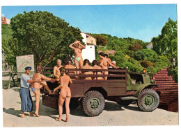 TRANPORTS CAMION NUS ADULTES NATURISME ÎLE DU LEVANT LES NATURISTE EN ROUTE POUR LA PLAGE SEINS NUS SLIP TORSE NU - Camion, Tir