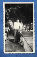 Photo Originale  Transports Jeune Homme à Vélo Où Mobylette - Les Heures Claires Niche -1958 - 10 Cm /8cm - Radsport