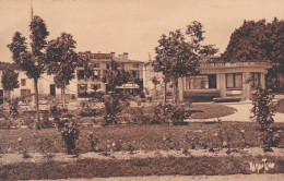 SAINT JEAN D'ANGELY -- Square Du Souvenir Vers Le Café-Hôtel Du Jardin Public - Saint-Jean-d'Angely