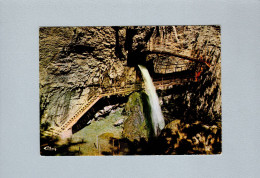 Baume-les-Messieurs (39) : Cascade Et Passerelle D'entrée Aux Grottes - Baume-les-Messieurs