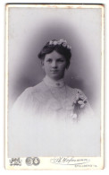 Fotografie Ph. Hofmann, Stollberg I.S., Am Bahnhof, Junge Konfirmandin In Weissem Kleid Mit Blumen Im Haar  - Anonymous Persons