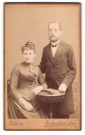 Fotografie Eulenstein, Leipzig, Tauchaerstrasse 6, Bürgerliches Ehepaar In Eleganten Kleidern  - Anonymous Persons