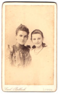 Fotografie Carl Bellach, Leipzig, Gellertstrasse 12, Mutter Und Tochter Freundlich In Kamera Schauend  - Anonymous Persons