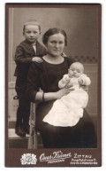 Fotografie Oscar Krämer, Zittau, Hospitalstrasse 2, Glückliche Mutter Mit Zwei Kindern Posierend  - Anonymous Persons