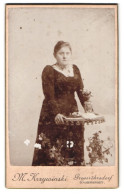 Fotografie M. Krzywinski, Grossröhrsdorf, Grossmannstrasse, Portrait Junge Dame In Modischer Kleidung  - Anonymous Persons