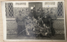 Portrait D’un Groupe De Militaires En Tenue De Travail Corvée Caserne 1 Au Calot CP Photo Vers 1930-1940 - Guerre, Militaire