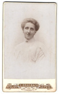 Fotografie C. Griesbach, Leipzig, Bayerschestrasse 30, Portrait Bürgerliche Dame In Weisser Kleidung  - Anonieme Personen
