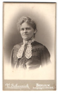 Fotografie V. Scheurich, Berlin-W., Leipzig-Strasse 106, Portrait Junge Dame Mit Spitzenkragen  - Anonieme Personen