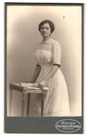 Fotografie Atelier Kaufhaus Des Westens, Berlin, Höchstelegante Junge Dame In Weissem Kleid  - Anonieme Personen