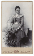 Fotografie F. A. Teich, Neustadt I.S., Albertstrasse 195, Junge Frau In Tailliertem Kleid  - Anonieme Personen