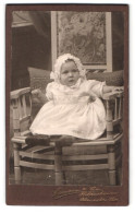 Fotografie Samson & Co., Hildesheim, Almsstr. 15a, Baby Im Weissen Nachthemd Sitzend Auf Einem Stuhl  - Personnes Anonymes