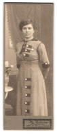 Fotografie H. Behning, Buxtehude, Hübsche Frau Im Kleid Mit Locken In Stehender Pose  - Personnes Anonymes
