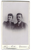 Fotografie Hugo Müller, Freiberg I. S., Fischerstr. 27, Portrait Eines Elegant Gekleideten Jungen Paares  - Anonymous Persons