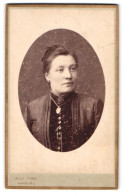 Fotografie Wilh. Timm, Harburg, Lindenstr. 1, Portrait Elegant Gekleidete Frau Mit Amulettkette Und Brosche Am Kragen  - Anonymous Persons