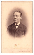 Fotografie Jean Baptiste Feilner, Bremen, Richtweg 6b, Portrait Junhger Mann Mit Zurückgekämmtem Haar  - Anonyme Personen