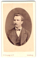 Fotografie H. Bimpage & Co., Lüneburg, Portrait Junger Mann Mit Schnurrbart Und Fliege Im Jackett  - Anonyme Personen