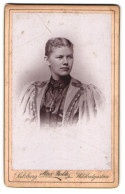 Fotografie Max Balde, Salzburg, Mirabellplatz 6, Portrait Frau Im Verzierten Kleid Mit Brosche Und Locken  - Anonyme Personen