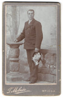 Fotografie F. Molnar, Wels, Westbahnstr. 10, Portrait Herr Im Anzug Mit Blumenhut Und Eingesteckten Zigarren  - Anonymous Persons