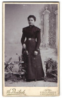Fotografie A. Deutsch, Wien, Porzellangasse 16, Portrait Mädchen Im Schwarzen Kleid Mit Handtasche  - Anonyme Personen