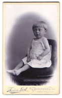 Fotografie Theodor List, Schärding A. Inn, Portrait Kleinkind Im Weissen Kleid Mit Topfschnitt  - Anonyme Personen