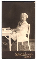 Fotografie Alfred Fuhrmann, Harburg, Maretstr. 1, Portrait Blondes Mädchen Im Weissen Kleid Sitzt Am Tisch  - Anonymous Persons
