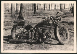 Fotografie Motorrad Triumph TWN, Krad Am Waldrand  - Automobile