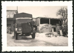 Fotografie Lastwagen, LKW-Pritsche Mit Kühlerabdeckung, Fahrer Auf Kotflügel Sitzend  - Auto's
