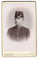 Fotografie Rosa Jenik, Wien, Mariatreugasse 6, Portrait Junger österreichischer Soldat In Garde Uniform Mit Mütze  - Anonyme Personen