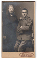 Fotografie E. Ostenkötter, Hirschfelde I. Sa., Bahnhofstr., Portrait Soldat In Feldgrau Uniform Rgt. 127 Nebst Frau  - Anonymous Persons