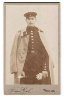 Fotografie Franz Geck, Brilon, Portrait Junger Soldat In Uniform Mit Uniformmantel  - Anonymous Persons