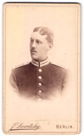 Fotografie Jul. Lawitzky, Berlin, Behrenstr. 21, Portrait Einjährig-Freiwilliger Albert Voigt In Garde Uniform  - Anonymous Persons