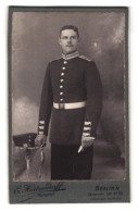 Fotografie E. Hartzendorff, Berlin, Gartenstr. 20, Portrait Soldat In Garde Uniform Posiert Im Atelier  - Anonymous Persons