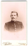 Fotografie E. G. Fr. Stotz, Dresden, Leipzigerstr. 49, Portrait Soldat In Uniform Rgt. 12 Mit Mittelscheitel  - Anonymous Persons