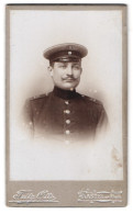 Fotografie Fritz Otto, Kastel Am Rhein, Portrait Soldat In Uniform Rgt. 21 Mit Kaiser Wilhelm Bart  - Anonymous Persons