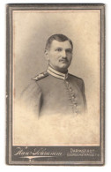 Fotografie Hans Schramm, Darmstadt, Georgenstr. 11, Portrait Soldat In Garde Uniform Mit Zwirbelbart  - Anonymous Persons