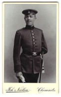 Fotografie Joh. Niclou, Chemnitz, König-Str. 3&5, Portrait Sächsischer Soldat In Uniform Mit Bajonett  - Anonymous Persons