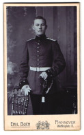 Fotografie Emil Buch, Hannover, Welfenplatz 11, Portrait Soldat In Uniform Art. Rgt. 10 Mit Säbel Und Portepee  - Anonymous Persons