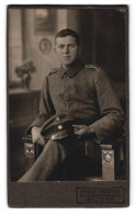 Fotografie Oskar Meister, Bautzen, Kaiserstr. 15, Portrait Sächsischer Soldat In Feldgrau Uniform Sitzend Im Stuhl  - Anonymous Persons