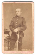 Fotografie Gustav Karsch, Dresden, Grosse Meissener Str. 9, Portrait Soldat In Uniform Art. Rgt. Mit Säbel  - Anonymous Persons