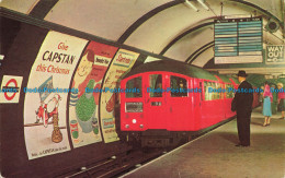 R645051 London. Tube Train Entering Piccadilly Circus Station. Photographic Gree - Otros & Sin Clasificación