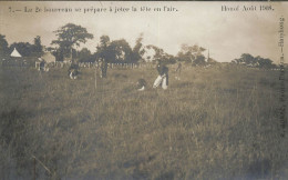 HANOÏ - DECAPITATION - LE 2° BOURREAU SE PREPARANT à JETER LA TÊTE En L' AIR -  CARTE PHOTO - AOUT 1908 - Viêt-Nam