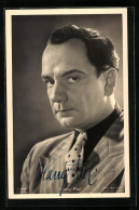 AK Schauspieler Harry Piel Mit Ernsten Blick In Die Kamera Schauend, Autograph  - Actors