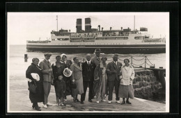 AK Passagierschiff Danmark, An Land Eine Reisegruppe  - Steamers